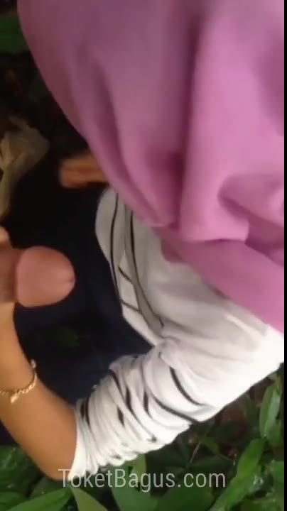 Jilbab kena paksa ayah nyepong malah muntah