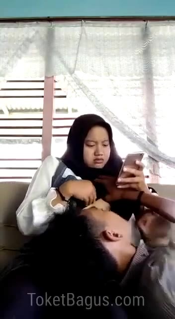 Jilbab abg SMP kasih pacar nenen air susu