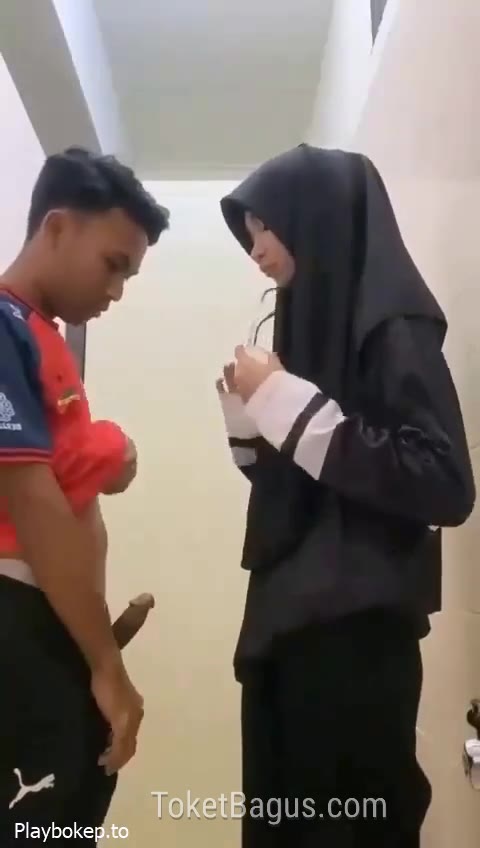 Guru Olah Raga sama murid smp dalam wc