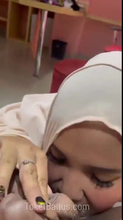 Enak banget disepongin sama menantu