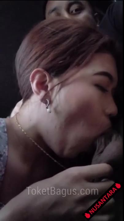 Awek Syeira terpuaskan ngulum kontol besar daddy ash