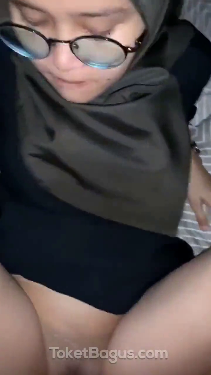 Jilbab hitam kaca mata desah keenakan