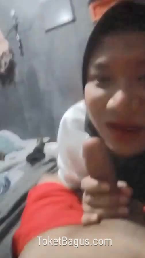 Sepongin kontol adik lagi coli