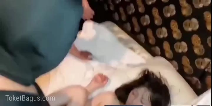 Digangbang rame rame malah keenakan